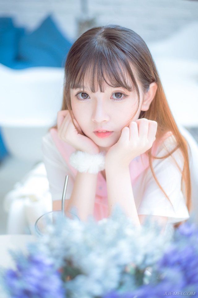“你知道的太多了。”孟达换换将宝剑从对方的胸口抽出来，带起一蓬鲜血，用管家的衣服将宝剑上的血迹擦掉，现在可是关键时刻，怎能让这么一个小人物跑出来坏事？